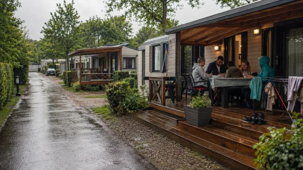 Journée de pluie en camping : activités et conseils pratiques