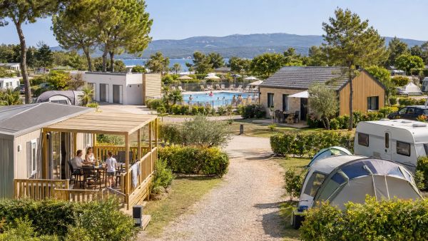 Optimiser votre choix entre mobil-home et gîte pour un séjour réussi